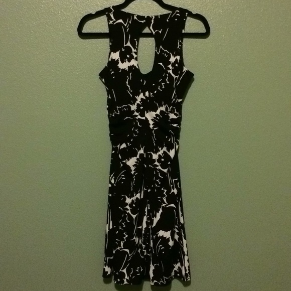 Express Black and White Floral Dress - Picture 5 of 7
